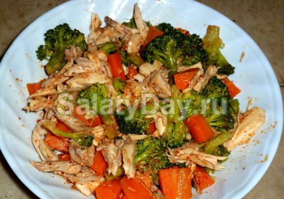Salad ជាមួយ broccoli និង gherkins