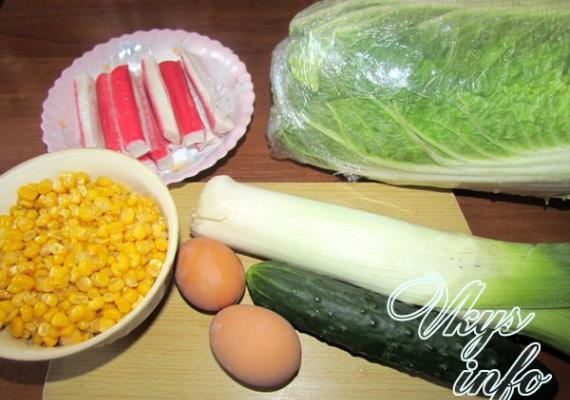 Yengeç çubukları, Çin lahanası, mısır ve yumurta salatası.