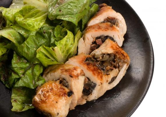 Plato de carne picada de pollo: delicioso panecillo y chuletas saladas hechas de carne picada de pollo